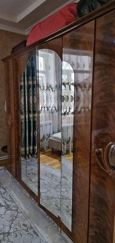 Dolab özu ela veziyyetde 1 guzgude asagi hissede balaca cat