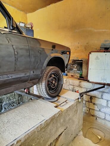 Ön hissəsində iki əlavə HELLA fənəri olan qara rəngli Lada 2107 sedan — 13