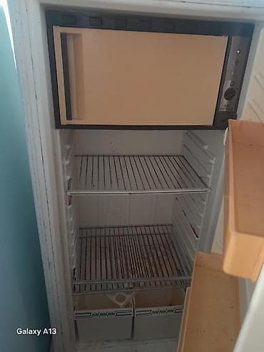 Bir kameralı, üst tərəfdə kiçik dondurucu bölməsi olan məişət