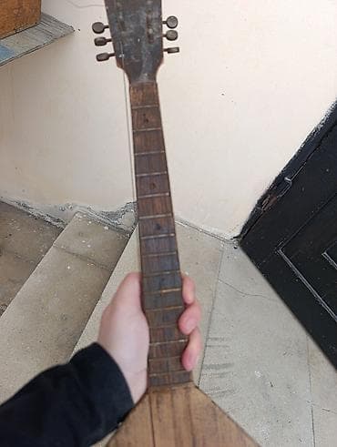 balalayka: Köhnə taxta korpuslu balalayka (rus xalq musiqi aləti) Xüsusiyyətlər — 7