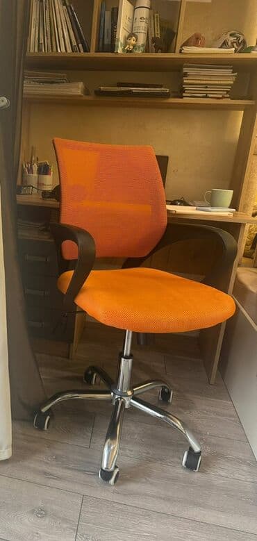 кресло для компьютера: С колесиками, Рукояти не регулируются, Ткань — 4