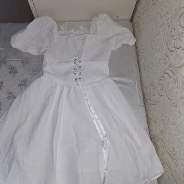 Ağ rəngli qadın paltarı - Romantik dizayn: qısa puff qollar, kvadrat