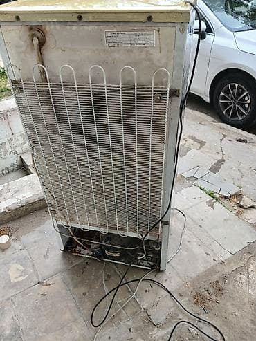 Kompakt birkameralı soyuducu - Üst hissədə kiçik dondurucu bölməsi - — 2