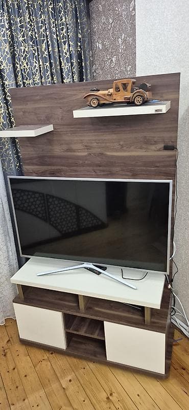 tek sfaner: Düz TV altlığı, Polkalı, Laminat — 2