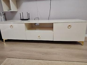 Düz TV altlığı, Polkalı, Laminat