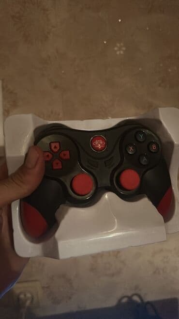 купить электропианино бу: Qara-qırmızı oyun pultu (gamepad) Demək olarki işlənmiyib tutacağıda — 1