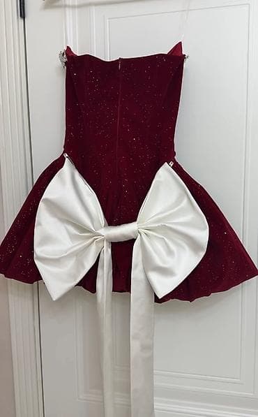 Шубы: 200 azn alınıb.1 defe geyinilib
Qısa ziyafet paltarıdır.Razmer S — 3