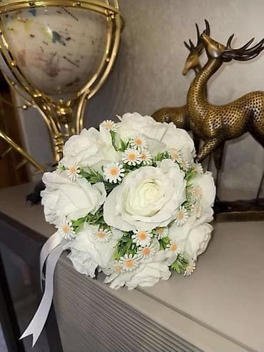 Ağ rəngli gəlin buketi – zərif süni çiçəklərdən hazırlanıb. Çatdırılma lalafo.az -da Ağ rəngli gəlin buketi – zərif süni çiçəklərdən hazırlanıb. Çatdırılma