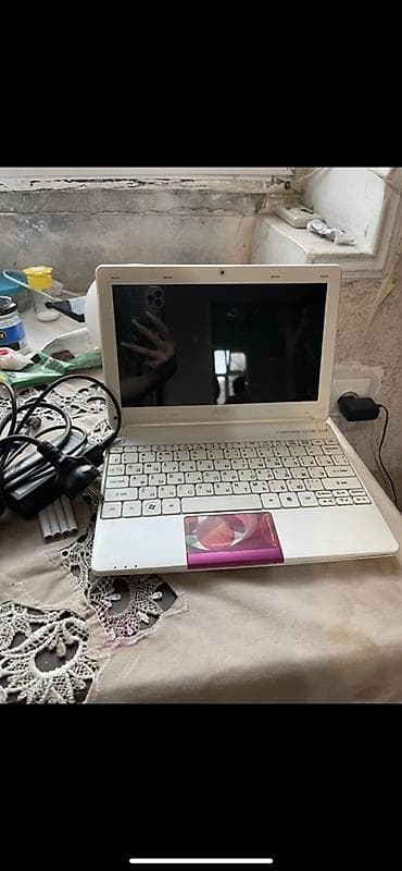 inter: Acer Aspire One netbuku - Rəng: ağ, üzərində rəngli naxışlı qapaq və — 2