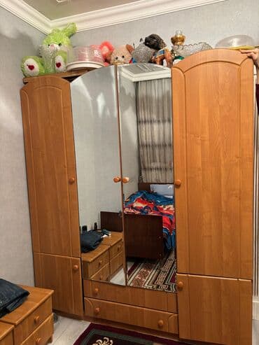 Qaşıqlar: Açılan, 3 qapılı Düz dolab, Qarderob, paltar dolabı — 1