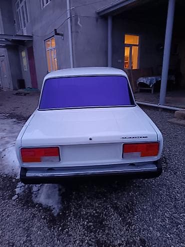 vaz 2107 abirsofka: VAZ 2107, ağ rəng, sedan gövdə. Klassik dizaynlı, 4 qapılı, arxa — 8