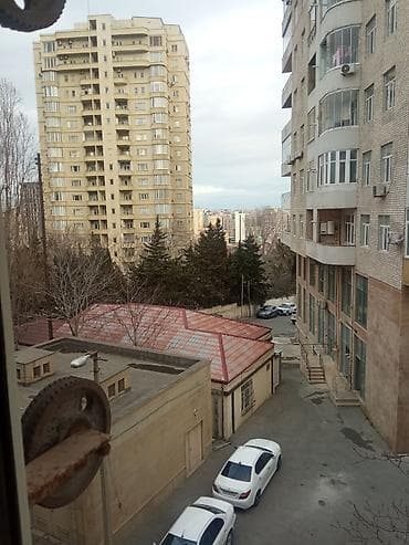 Bakı, 4 otaqlı, Köhnə tikili, m. Elmlər Akademiyası, 100 kv. m