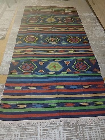 gules doseyi: Rəngarəng naxışlı kilim.Ölçü 2,82metr-1,34 metr.Rənləri — 1