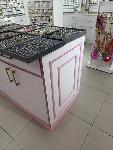 podium boutique: Mağaza üçün vitrin adası – iki hissəli, şüşə vitrin üstlü, saxlama — 2