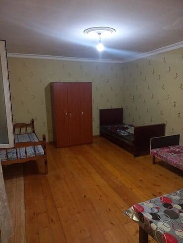 Otaqların satışı: Salam. Otaqda 2 nəfər qalır.1 nefer tellebe oglan axtaril sakit — 1