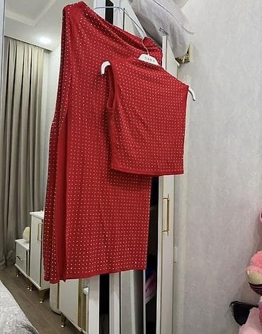 atlas ziyafet geyimleri: Qırmızı iki hissəli dəst – top və ətək - Rəng: parlaq qırmızı m razmer — 1