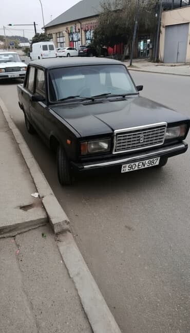 Avtomobil: Lada (VAZ) 2107, sedan gövdə, qara rəng. Xarici görünüş: -
