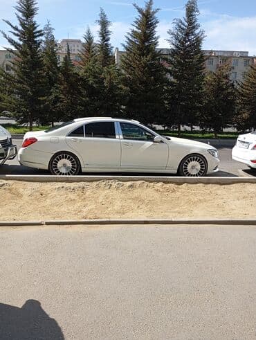 turbo az c class: Ağ rəngdə olan Mercedes-Maybach sedanı. Avtomobil rahat və dəbdəbəli — 3
