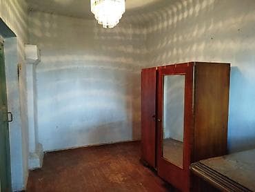 Həyət evləri və villaların satışı: Siyəzən şəhəri,2 otaqlı ev satılır.İki mərtəbəli binanın blok tipli — 3