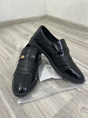 Kişi klassik tufliləri – qara, parlaq üst səthli - Model: loafers
