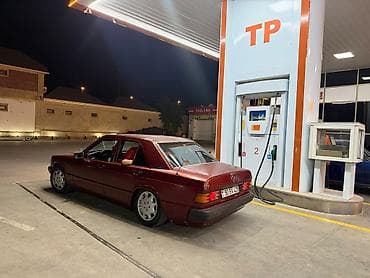 mersedes saat: Mercedes-Benz 190 (W201) sedan, tünd qırmızı rəng. - Kuzov: 4 qapı — 3
