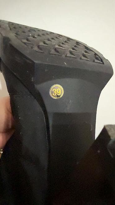 Çəkmələr: Qadın qış çəkmələri 120 manata alinib.3-4 defe geyinilib.Geyinilmesi — 3