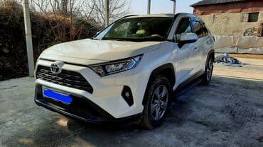 Toyota RAV4 – ağ rəngli, modern dizaynlı krossover/SUV. Xarici: -