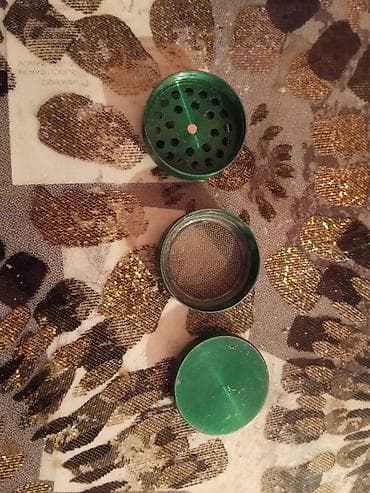 Alüminium ot/ədviyyat üyüdücüsü – 3 hissəli, yaşıl rəng - Material