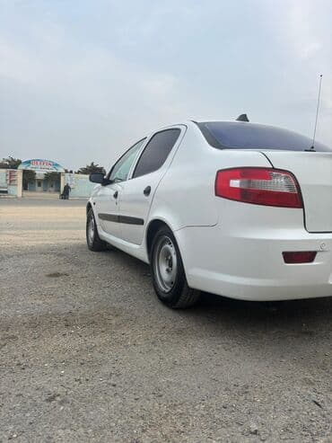 фольксваген поло новый кузов: Ağ rəngli sedan avtomobil Xüsusiyyətlər: - Kuzov: 4 qapılı sedan, ağ — 5