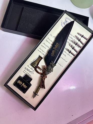 Harry Potter temalı kalliqrafiya dəsti Məzmun: - Qara lələk formalı lalafo.az -da Harry Potter temalı kalliqrafiya dəsti Məzmun: - Qara lələk formalı