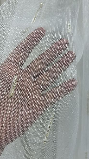 Ağ rəngdə, zolaqlı, şəffaf tül pərdə. Yüngül və zərif görünüşü ilə