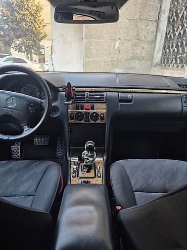 Mercedes-Benz E-Class: 2.2 l | 2000 il Sedan — 8