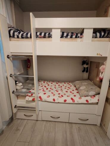 двухъярусные кровати в рассрочку: İki mərtəbəli uşaq çarpayısı - Rəng: ağ, minimal dizayn - Üst və alt — 1