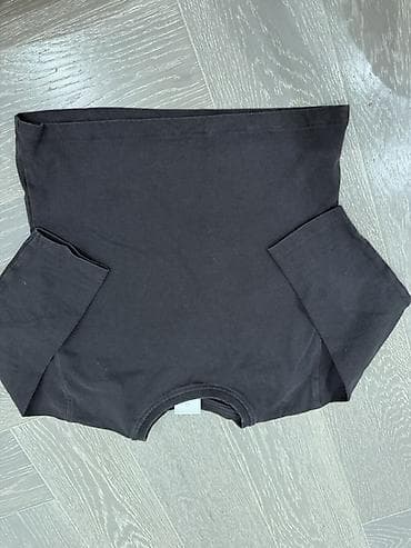 ev sarafanlari: Qara rəngli uniseks futbolka - Sadə və minimal dizayn: loqo və ya — 1