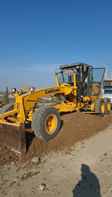 mtz 921.3: LiuGong 422 yol greyderi - Güclü ön bıçaq və mərkəzi bıçaq sistemi – — 1