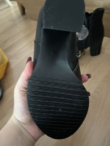 Tuflilər: Qadın botları – qara rəng - Model: qısa boğaz, topuqlu - Rəng: qara - — 1