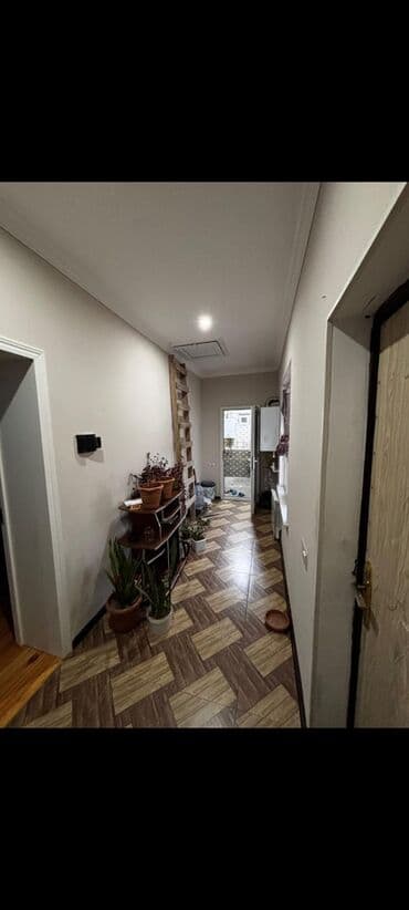 heyet evlerinde bulaq: Həyət evi - Tam mühafizə olunmuş hasarlı ərazi, geniş dəmir darvaza - — 12