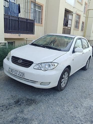 212 avtomobil: BYD sedan – ağ rəng, 4 qapı, AZ qeydiyyatı (nömrə 90-OZ-223). Şəhər — 2