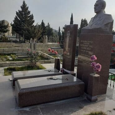 ремонт бронедверей: Məzar daşı, qəbir yerini qeyd etmək üçün istifadə edilən, üzərində ad — 6