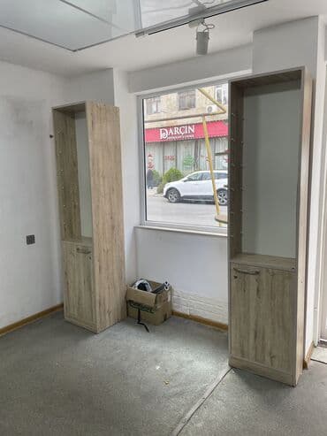 Aksesuar vitrini 2 ədəddir. Birinin şüşə qapısı var digərinin isə