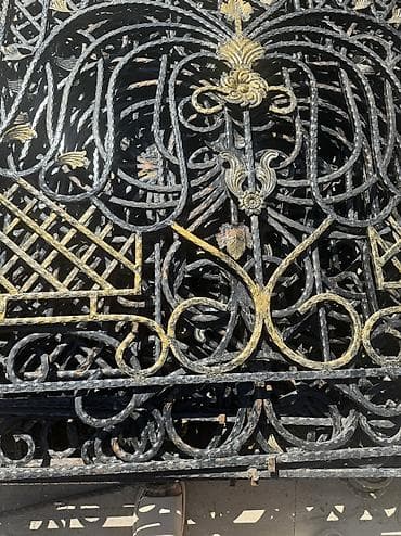 çubuqlar: Dəmir pəncərə barmaqlığı – dekorativ döymə (kəsikləri qara-qızılı) — 6