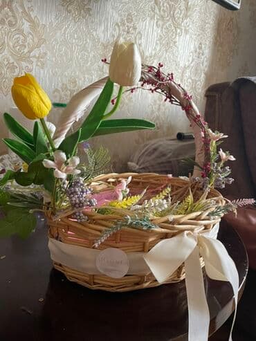 Dekorativ çiçəkli səbət - Təbii rəngli hörgü səbət - Ağ atlas lent və