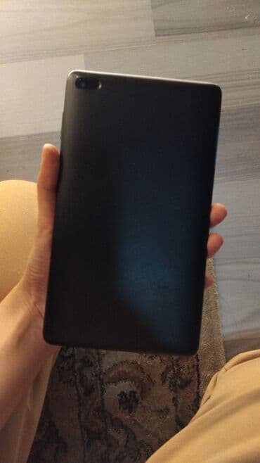 ən ucuz planşetlər: Qara korpuslu planşet - Yüngül və incə gövdə, tutuşu rahat - Arxa — 1