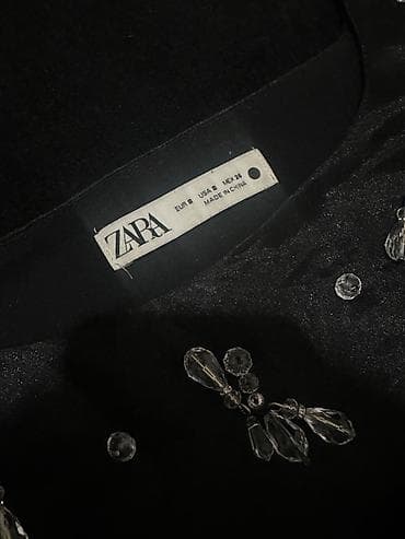 Zara 
Сатиновый топ со стеклярусом 
Размер М
120 azn — 2