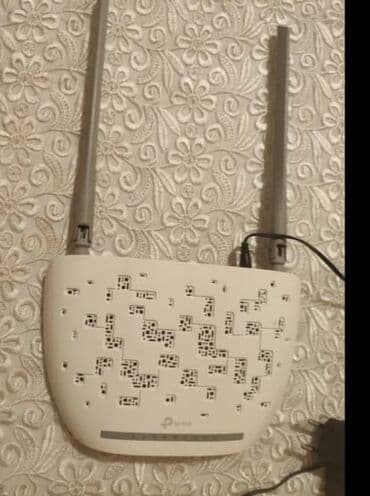 TP-Link şirkətindən olan iki antenli ağ rəngli Wi-Fi router. Evdə