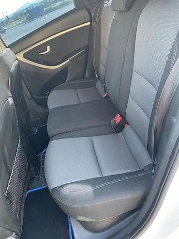 larzon disk: Hyundai i30 Wagon – ağ rəngli, universal kuzov. Əsas xüsusiyyətlər: - — 7