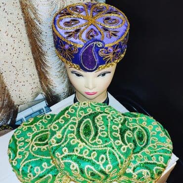 береты с рисунком: Araxçınlar hər rəngdə. kirayəsi 5₼ — 2