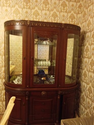 Şüşəli dolab vitrini