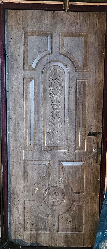 Потолок: 3 ədəd daxili otaq qapısı,işlənmişdir.Qapılardan birinin kilid hissəsi — 2