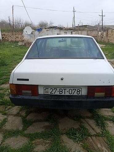 диски на ваз 21099: VAZ 21099, ağ rəng, sedan kuzov. Xüsusiyyətlər: - Kuzov: 4 qapılı — 3
